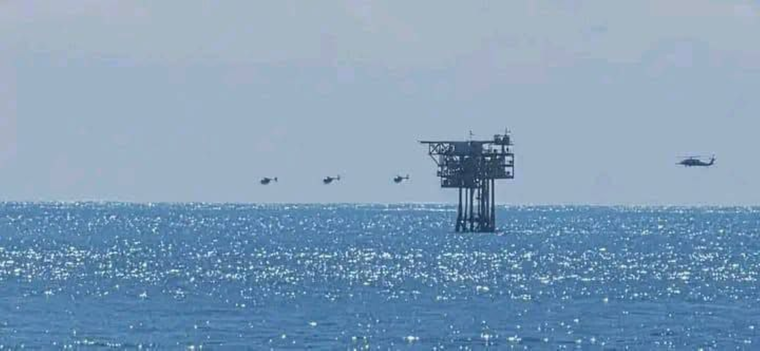 Los helicópteros realizaron ejercicios cerca a las plataformas ubicadas en el mar Caribe.