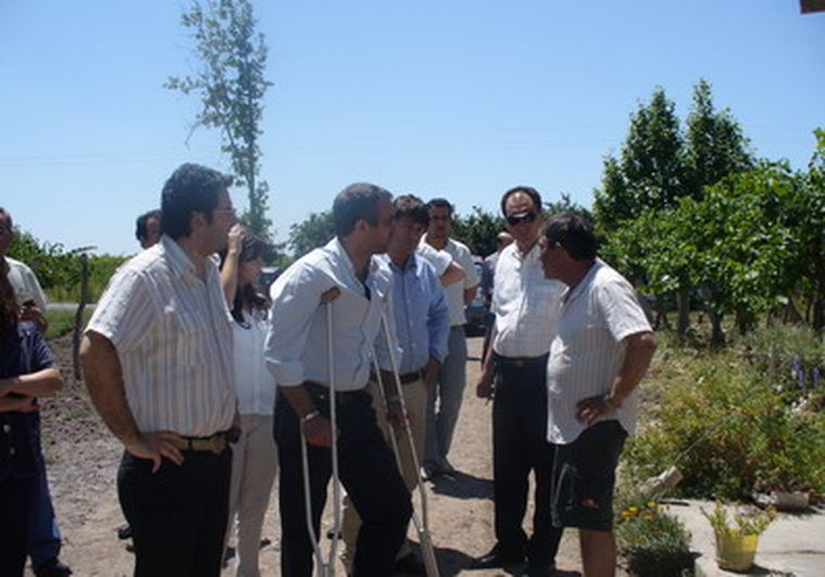 Migliozzi recorre  Rivadavia, cuando la piedra hizo estragos en algunas fincas.