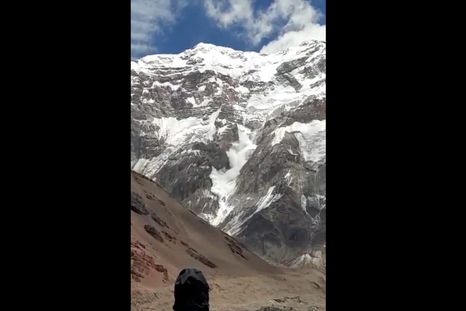 Fueron dos grandes avalanchas en la cara sur del Aconcagua. Foto: captura de video