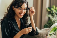 Un buen sérum facial orgánico anti age es la clave para combatir arrugas. Foto: Cosmopolitan . https://hips.hearstapps.com/hmg-prod.s3.amazonaws.com/images/serum-facial-162998