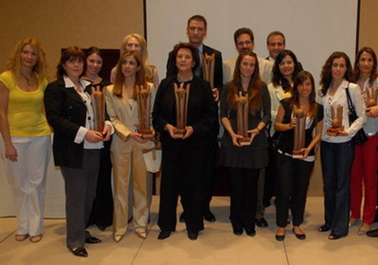 Ganadores de edición anterior, portando esculturas que sirvieron de premio.
