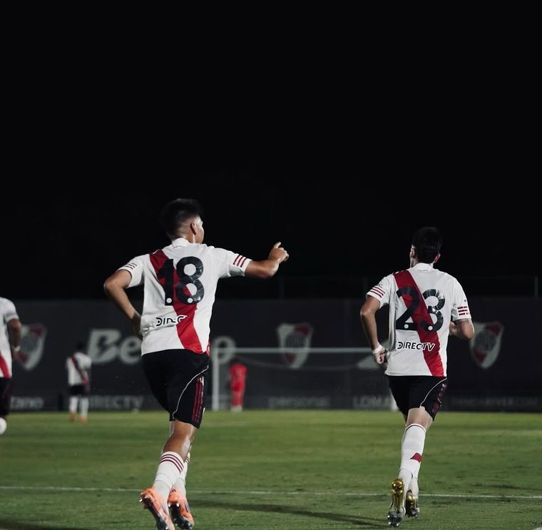 Santiago Espíndola, la promesa que empieza a ganar lugar en el River de Gallardo. Santiago Espíndola, la promesa que empieza a ganar lugar en el River de Gallardo.