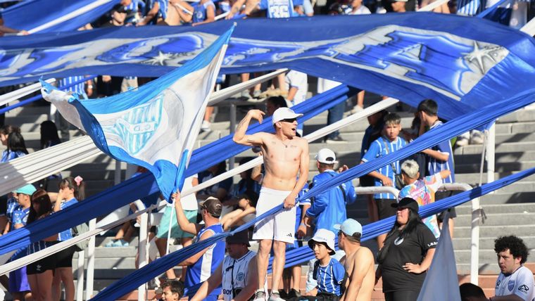 Los hinchas del Tomba no podrán ir a la cancha hasta el torneo Clausura. Foto: Santiago Tagua / MDZ