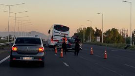 se le salieron dos ruedas a un micro y hay demoras en el acceso sur se le salieron dos ruedas a un micro y hay demoras en el acceso sur