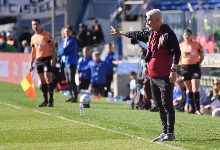 Omar De Felippe fue al hueso con sus jugadores tras perder la final de la Supercopa Argentina.