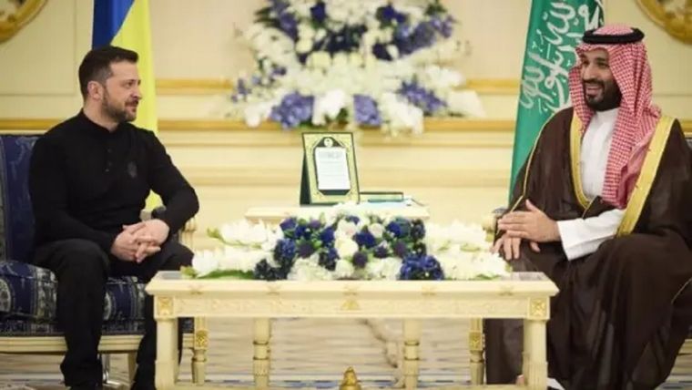 Zelensky en Arabia Saudita con el príncipe Mohammed bin Salman. Foto: BBC