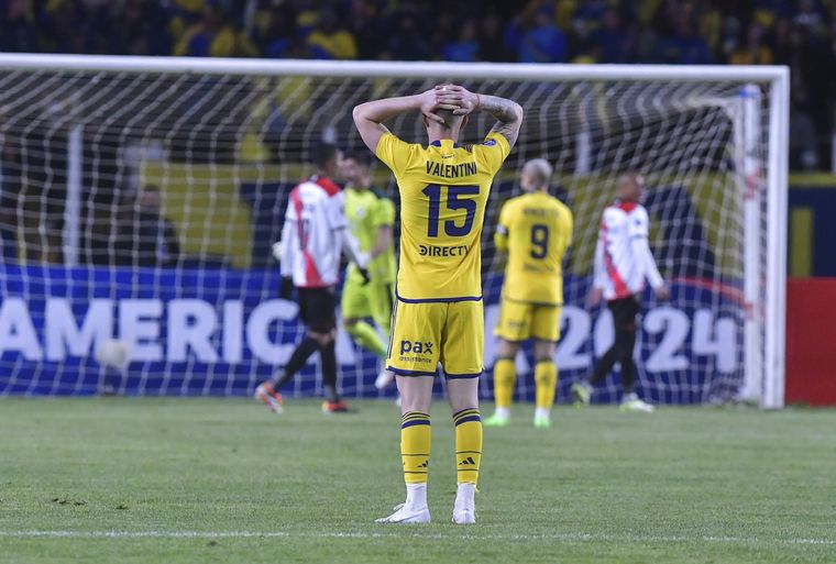 Valentini se toma la cabeza tras el penal de Benedetto. Foto: FotoBaires