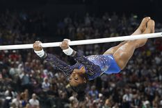 La prueba de barras paralelas de Simone Biles no fue perfecta, pero aún así logró seguir adelante. Foto: EFE La prueba de barras paralelas de Simone Biles no fue perfecta, pero aún así logró seguir adelante. Foto: EFE