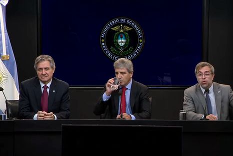 José Luis Daza, viceministro de Economía; Luis Caputo, titular de la cartera económica; y Federico Furiase, secretario de Finanzas, al anunciar el programa financiero para el próximo año y medio. José Luis Daza, viceministro de Economía; Luis Caputo, titular de la cartera económica; y Federico Furiase, secretario de Finanzas, al anunciar el programa financiero para el próximo año y medio.
