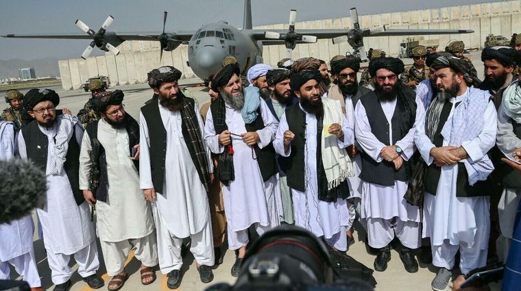 Los talibanes, en el aeropuerto. Foto: Afp.