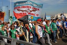 Organizaciones sociales bloquean principales accesos a la Ciudad y luego marchan hacia el Obelisco. Foto: NA Organizaciones sociales bloquean principales accesos a la Ciudad y luego marchan hacia el Obelisco. Foto: NA