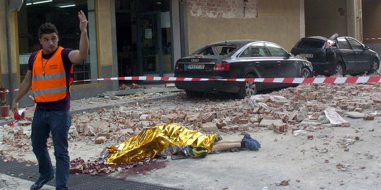 Una de las víctimas fatales por el terremoto yace en una calle. Foto: EFE