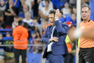 MDZol | Después de que Herrera anotara el primer tanto de la noche, a Barros Schelotto se lo vio muy molesto. Foto: FotoBaires