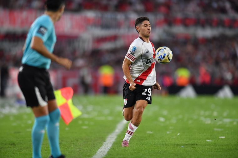 Gonzalo Montiel, lateral de River, controla la pelota por la banda. Gonzalo Montiel, lateral de River, controla la pelota por la banda.