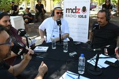 El equipo de Uno Nunca Sabe junto a Ricardo Guerrero y Carlos Burgueño Foto: Alf Ponce Mercado/MDZ