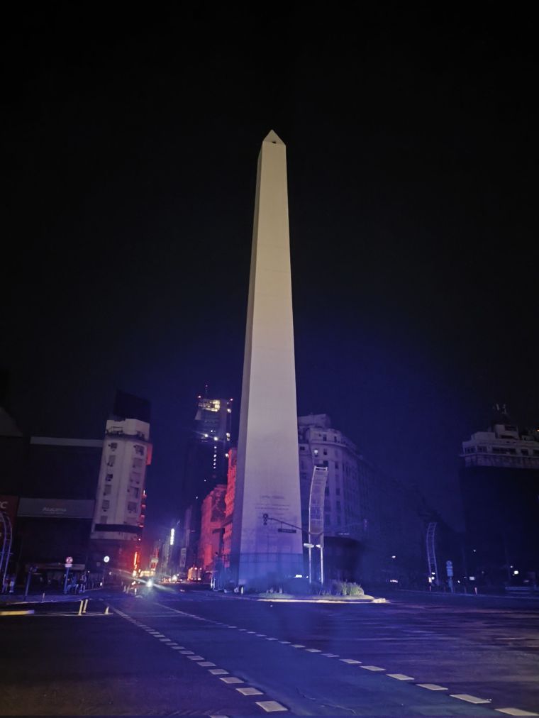 Así se vio el Obelisco sin luz por el masivo apagón en el AMBA. Así se vio el Obelisco sin luz por el masivo apagón en el AMBA.