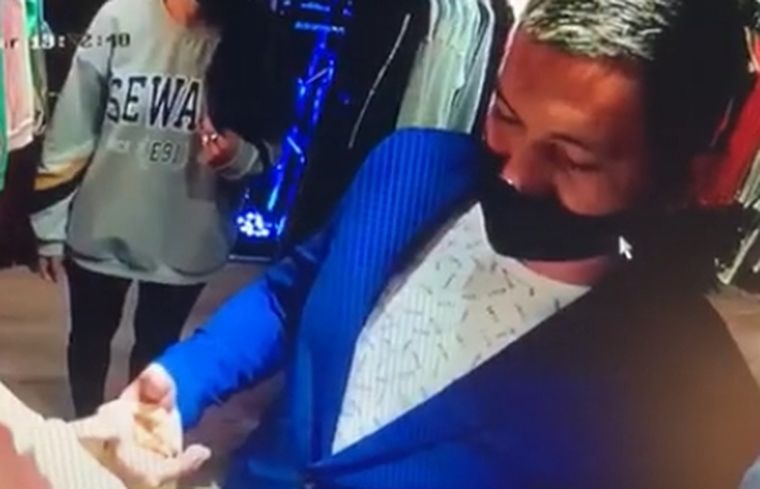 Semioculto El rostro del sujeto se ve a medias a causa del tapabocas. Pero sus rasgos igual son reconocibles.