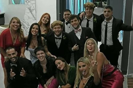 La técnica del hermanito para captar la atención de su hija. La técnica del hermanito para captar la atención de su hija.