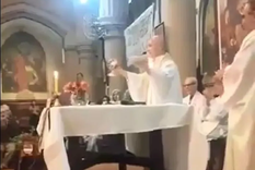 El cura arengando en plena misa Foto: Captura de pantalla