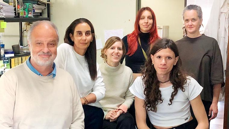 El equipo del Conicet, de izquierda a derecha: Gonzalo de Prat Gay (director del trabajo), Gabriela Camporeale, Silvina Borkosky (autora principal), Araceli Visentin, Catalina Pirro y Cynthia Zizola, del laboratorio que dirige Prat Gay. El equipo del Conicet, de izquierda a derecha: Gonzalo de Prat Gay (director del trabajo), Gabriela Camporeale, Silvina Borkosky (autora principal), Araceli Visentin, Catalina Pirro y Cynthia Zizola, del laboratorio que dirige Prat Gay.