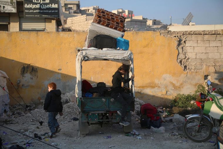 Desplazados internos llegan a un refugio en la ciudad de Al-Bardaqli, cerca de la ciudad de Sarmada, al norte de Idlib, Siria Foto: EFE/EPA/BILAL AL MAHMOUD