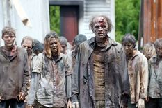 chicas y chicos drogados y como zombies a media manana en la panamericana