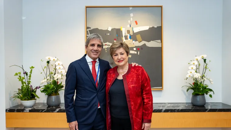Luis Caputo y Kristalina Georgieva, tras el anuncio del FMI.