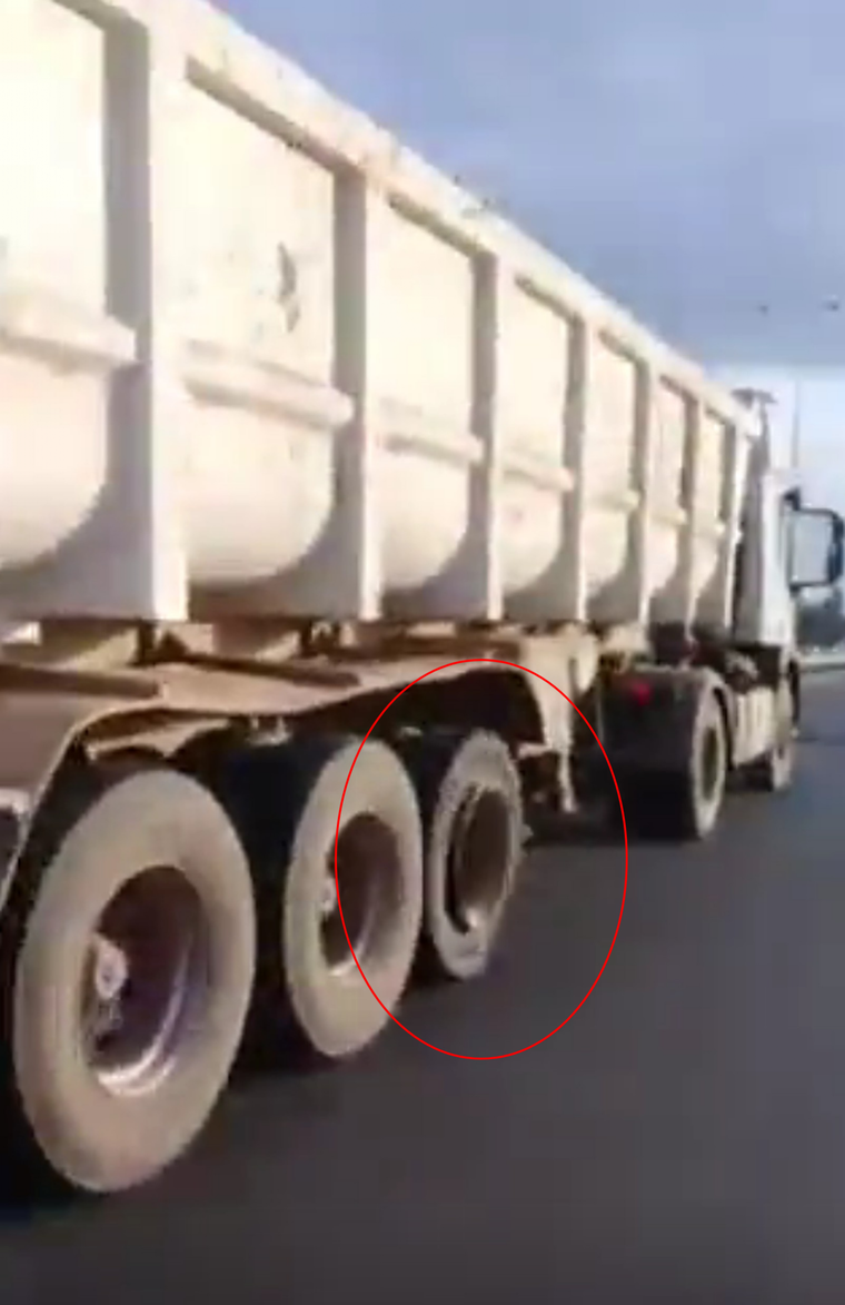 Una de las ruedas estaba destrozada, pero el conductor aceleró para salvarse