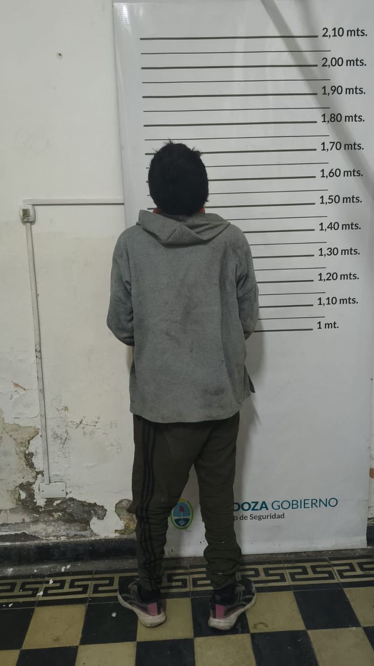 Tras huir por los techos, los sospechosos se escondieron en inmuebles distintos para evitar ser capturados por los efectivos. Tras huir por los techos, los sospechosos se escondieron en inmuebles distintos para evitar ser capturados por los efectivos.