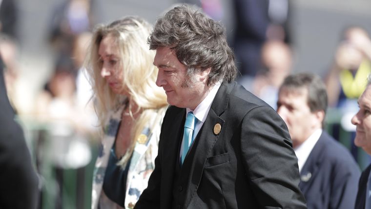 Javier Milei cae en imagen positiva y el Gobierno sufre el impacto de internas y el caso Adorni.