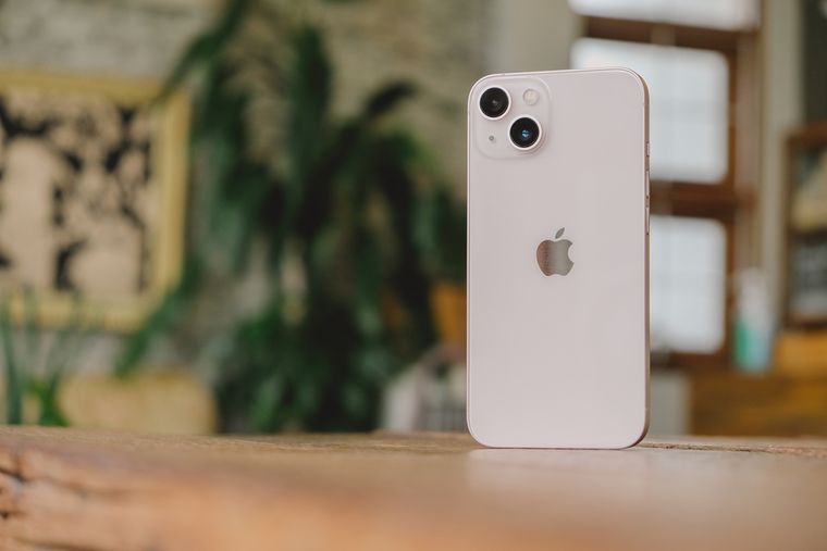 El iPhone 13 sigue siendo uno de los celulares más buscados por su equilibrio entre cámaras y batería. El iPhone 13 sigue siendo uno de los celulares más buscados por su equilibrio entre cámaras y batería.