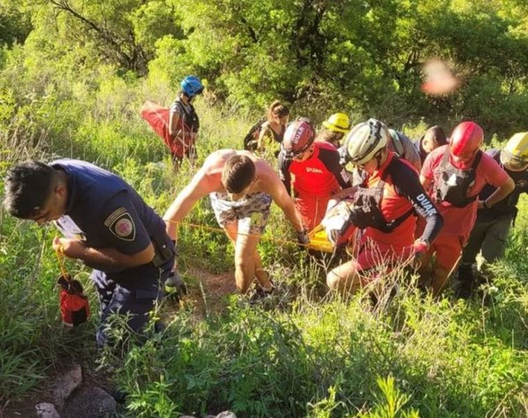La turista de 46 años trastabilló y se desbarrancó en caída libre por una cascada de una altura aproximada de 25 metros Foto: Policía de la Provincia de Córdoba