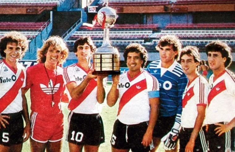 El sponsoreo de Fate coincidió con la conquista de la primera Copa Libertadores. El sponsoreo de Fate coincidió con la conquista de la primera Copa Libertadores.