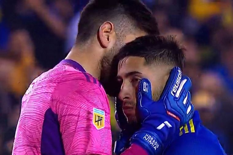 Rossi le dijo algo al oído a Varela, el juvenil no falló y le dio a Boca el pase a la final.