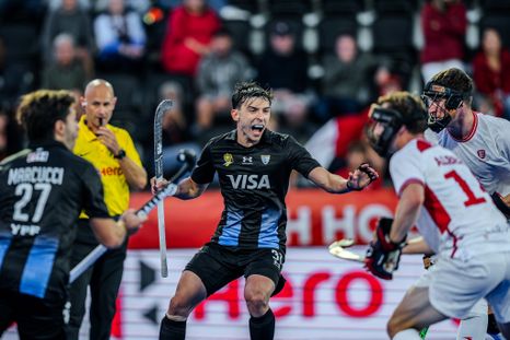Bautista Capurro (31) festeja junto a Tadeo Marcucci (27). Los Leones vencieron a Inglaterra por 3 a 1 y mantienen la ilusión intacta.