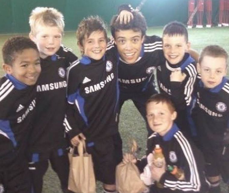 Di Santo junto a Mason Mount, a su izquierda, y Reece James, el primero de izquierda a derecha, quien ingresó en el segundo tiempo.