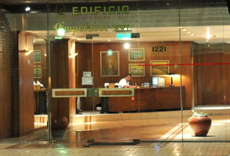 En este edificio vive la mujer que sufrió el robo.