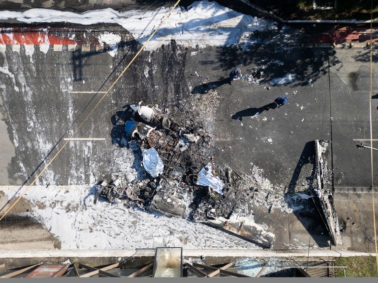 El avión cayó en una de las avenidas más transitadas de Sao Paulo Foto: EFE