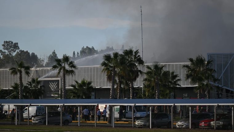 La impactante escena del incendio en la Sala Este del Casino de Mendoza.&nbsp;