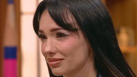 La cantante no la está pasando bien. La cantante no la está pasando bien.