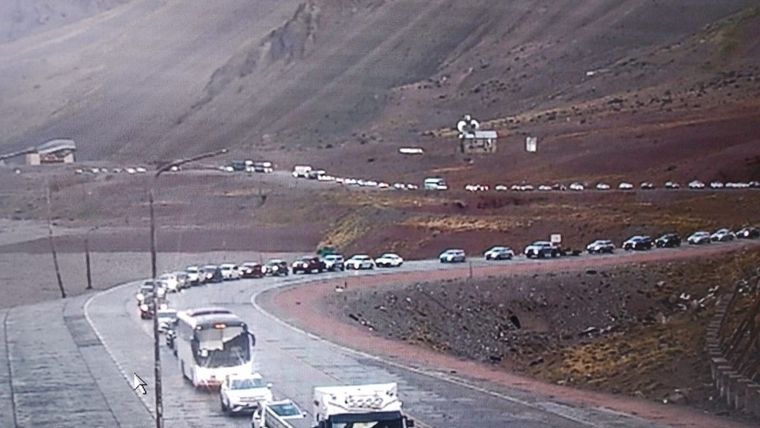 El paso a Chile volvió a ser un caos este fin de semana Foto: Twitter @VALLEOVA