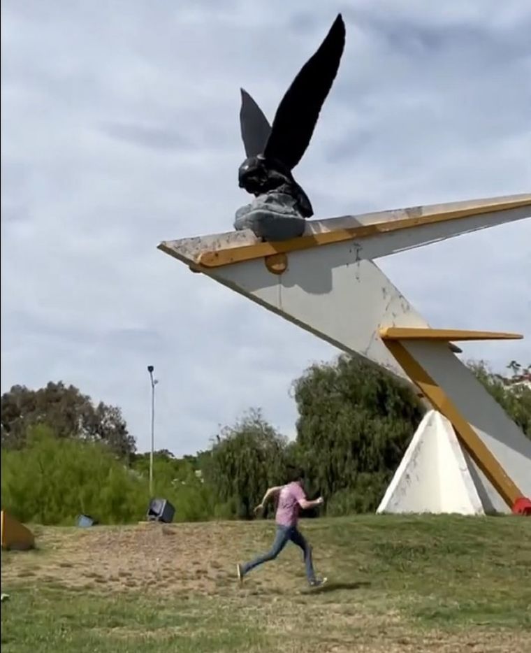 Leandro Igounet es abogado, pero dejó la profesión para vivir del humor. Foto: Captura de video