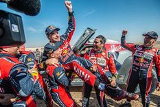 Peterhansel y Al-Attiyah llevan en andas al campeón. Rally Dakar Foto: Rally Dakar