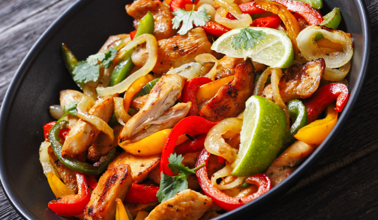 Prepara esta receta perfecta de fajitas de pollo