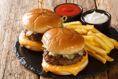 Verano al máximo: receta de hamburguesas con queso cheddar estilo gourmet