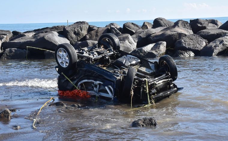 Un auto arrastrado por la inundación en la costa siciliana Foto: EFE