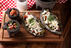 Aunque la receta más común usa frijoles, existen variantes con alberjón, requesón o habas, demostrando la enorme diversidad y creatividad de la gastronomía tradicional mexicana.