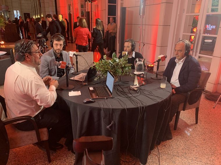 Roberto Zaldívar en la mesa de MDZ radio