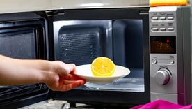 El limón en el microondas es un truco casero eficaz y económico. El limón en el microondas es un truco casero eficaz y económico.
