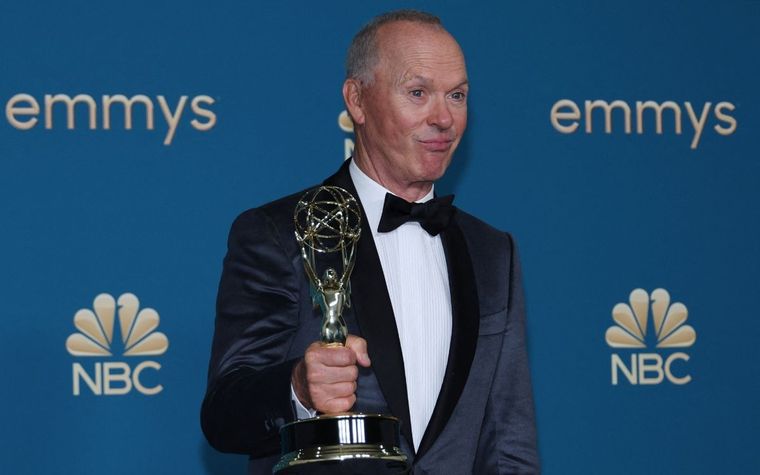 Foto: https://aristeguinoticias.com/1209/kiosko/michael-keaton-hace-historia-en-los-premios-emmy-2022/